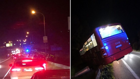 FOTO: Vodič MHD sa vo Vajnoroch zrazil s osobným autom a takmer prevrátil autobus do priekopy