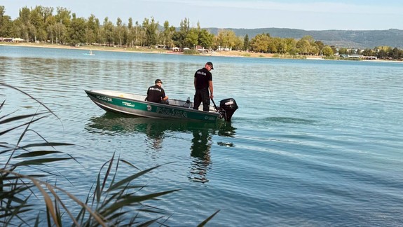 Skočil do jazera z paddleboardu a už sa nevynoril. Policajti na Zlatých pieskoch pátrajú po mužovi