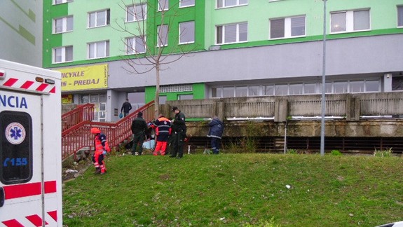 FOTO: Rodinná tragédia? V Petržalke našli pod terasou mŕtveho muža