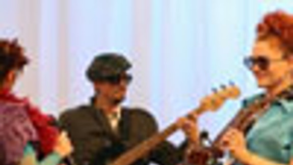 Sto múch a Pululu v Klube Za zrkadlom