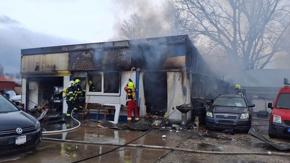 V areáli autobazáru na Zlatých pieskoch vypukol požiar
