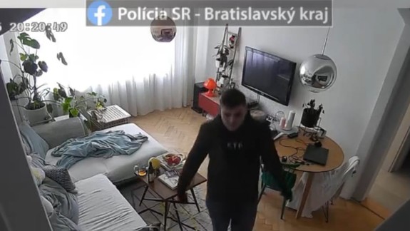 Nepoznáte ho? Kamera v byte zachytila muža, ktorý ukradol 450 eur