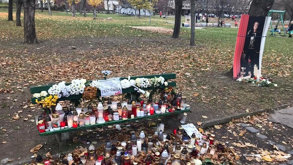FOTO a VIDEO: Na lavičku Miroslava Žbirku v parku na Račianskom mýte dáva pozor sám Meky!