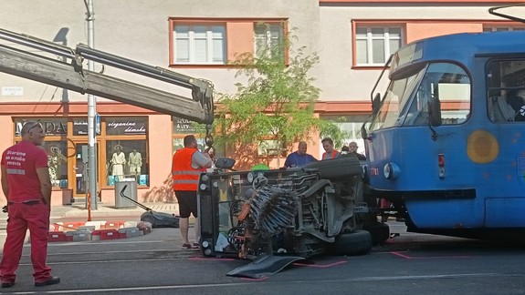 VIDEO: Na Vajnorskej vrazila električka do zametacieho auta, jeho vodiča previezli do nemocnice