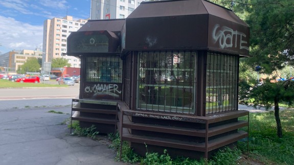 Absurdné: Mesto sa päť rokov nevie zbaviť jedného chátrajúceho stánku na svojom pozemku