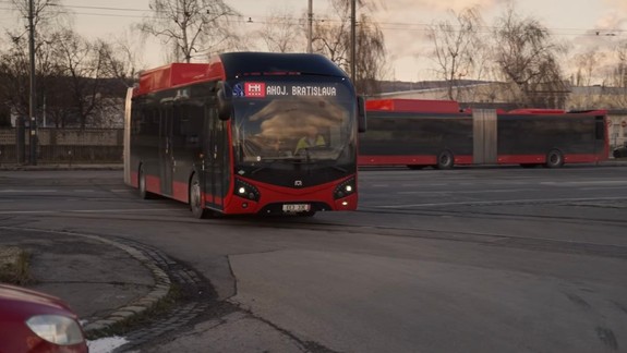 Už sú doma. Do Depa Jurajov dvor dorazilo osem nových kĺbových CNG autobusov