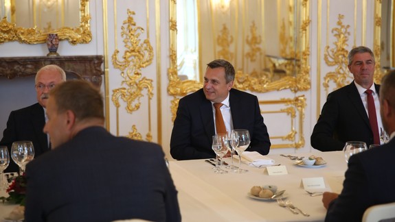 FOTO a VIDEO: To je zostava. U Borisa Kollára sa stretli na obede bývalí predsedovia parlamentu, nechýbal ani Andrej Danko či Ivan Gašparovič