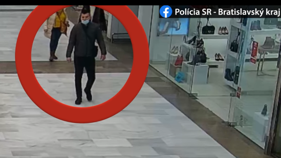 Z predajne si zobral teplákovú súpravu, zabudol však zaplatiť. Nepoznáte tohto muža?