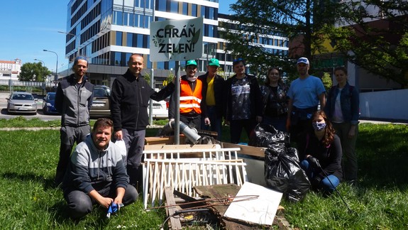 Váľali sa tu plechovky i starý nábytok: Petržalka spolu s obyvateľmi upratala Nobelovo námestie