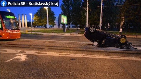 FOTO: Opití Ukrajinci sa prevrátili na Trnavskom mýte v aute a poškodili aj električku!