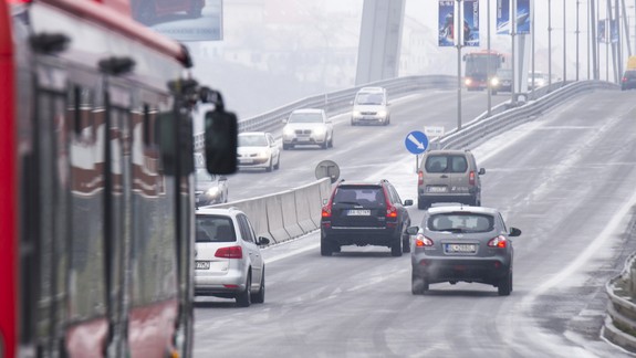 Slovensko aj počas noci a piatka potrápi poľadovica či vietor