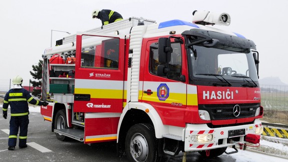 Nehoda pri Senci: Štyria zranení, žena vyletela cez čelné sklo, vodič mal vypité