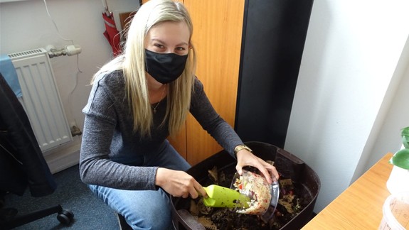 Zaujímavosť: Na karloveskom úrade spracujú odpad z kuchyne kalifornské dážďovky