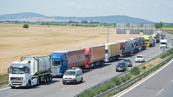Na hraniciach s Maďarskom sa tvoria obrovské kolóny