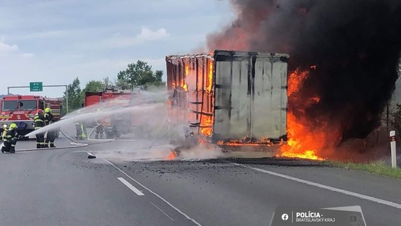 Šoféri, pozor! Diaľnica zo Stupavy do Bratislavy zablokoval požiar kamióna
