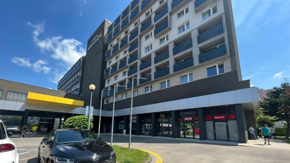 Svedectvo o tragédii: Žena si pred skokom z balkóna preverovala situáciu v okolí