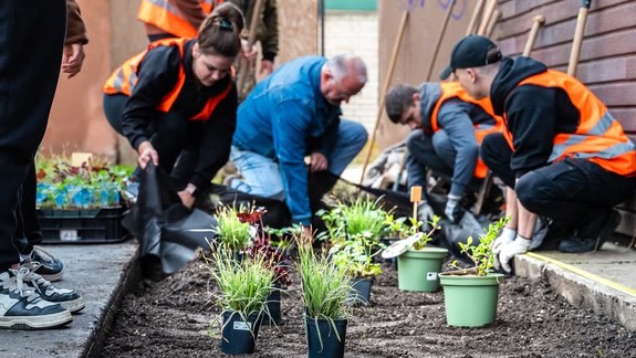 Dobrý nápad: Na úprave verejnej zelene v meste sa podieľajú aj študenti záhradníctva z Malinova
