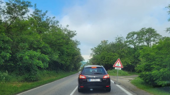 Agátovej ulici v Dúbravke sa najbližšie týždne vyhnite, pre práce na ceste sa tu tvoria kolóny