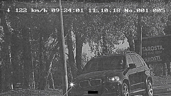 Patrik zo Senca išiel na BMW cez mesto 122-kilometrovou rýchlosťou. Akú pokutu mu policajti naparili?