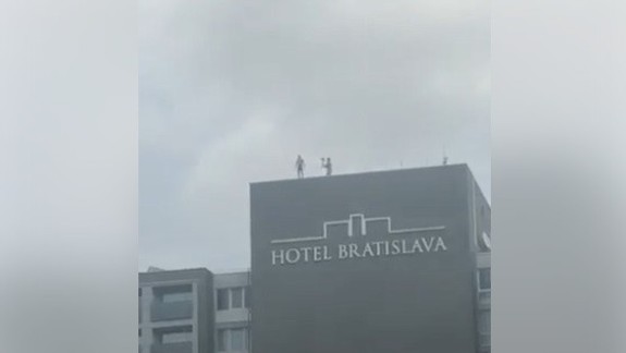 VIDEO: Na streche Hotela Bratislava videli okoloidúci Spidermana - máme detailné zábery!