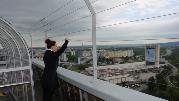 FOTO a VIDEO: Mohlo 17-ročné dievča spadnúť z UFA na Moste SNP? Otestovali sme to na vlastnej koži