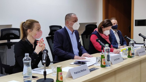 Župan Droba tvrdí, že na predstaviteľov samosprávy sú vyvíjané rôzne tlaky hraničiace až s mafiánstvom