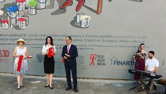 Na Gorkého odhalili nový mural, vznikol pri príležitosti 30. výročia V4