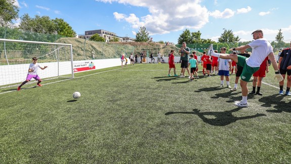 Multifunkčné ihrisko v Záhorskej Bystrici: Otvárali ho hráči ŠK Slovan, petangové dráhy pokrstil Lasky z Pary