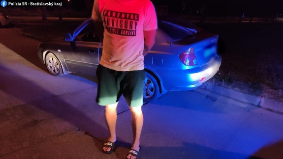Opitý Matej jazdil v protismere, ohrozoval ostatných, narazil do zaparkovaného BMW a zastavili ho až policajti...