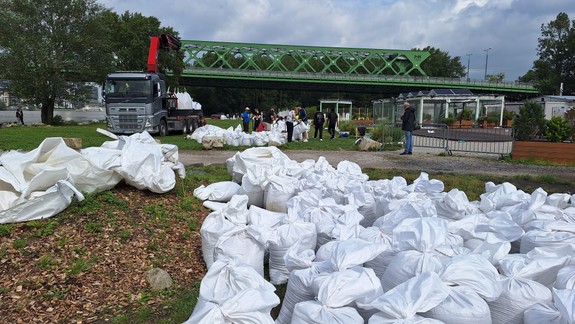 VIDEO: Dunaj z vtáčej perspektívy. Policajti aj hasiči monitorujú hladinu
