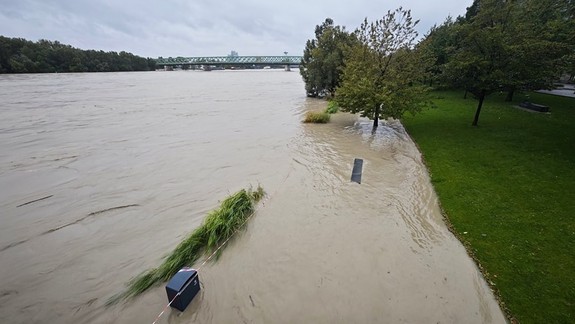 Volanie o pomoc: V rozbúrenom Dunaji pri Eurovei sa ocitli dvaja muži