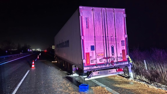 Nehoda na D2: Kamión narazil do stredových zvodidiel