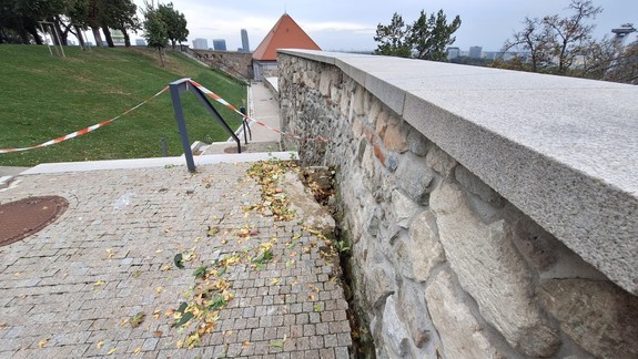 Pamiatkári: Je málo pravdepodobné, že porucha hradného múru súvisí s výstavbou Vydrice