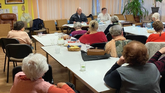 Policajti navštívili seniorov v Dúbravke: Beseda o prevencii pred podvodmi