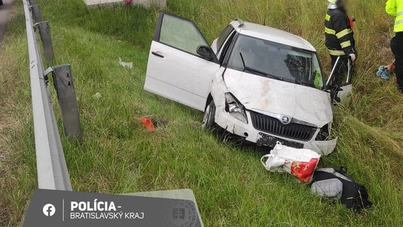 Diaľnicu D2 pri Malackách v smere z Bratislavy pre nehodu uzavreli, pristával tam vrtuľník