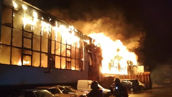 Veľký požiar v Petržalke, na miesto prišli desiatky hasičov