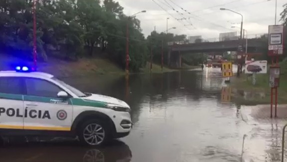 Nočná búrka opäť znemožnila dopravu na Gagarinovej