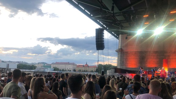 ÚVZ: Rúška či respirátory treba nosiť aj na hromadných podujatiach v exteriéri