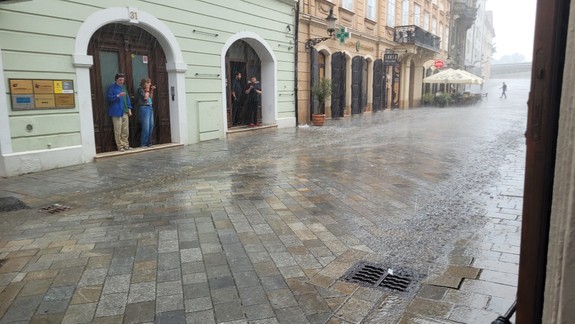 V pondelok rátajte v Bratislave so silným dažďom