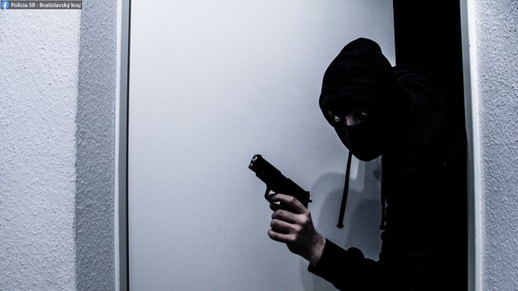 Lupič Attila už čelí obvineniu - na Bajkalskej vnikol so zbraňou do bytu a spútal majiteľku...