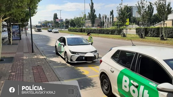 Prekračovali povolenú rýchlosť, telefonovali: Policajti si posvietili na taxikárov