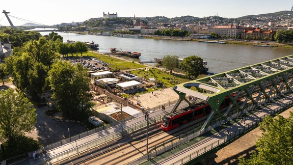 Odporúčanie Úradu verejného zdravotníctva: Horúčavy môžu spôsobiť komplikácie, treba dbať na pravidelný pitný režim