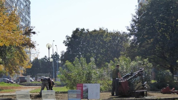 FOTO: Mesto revitalizuje parky a námestia a vandali ich systematicky ničia...