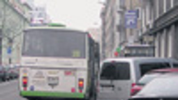 Parkovanie na zastávkach obmedzuje aj ohrozuje