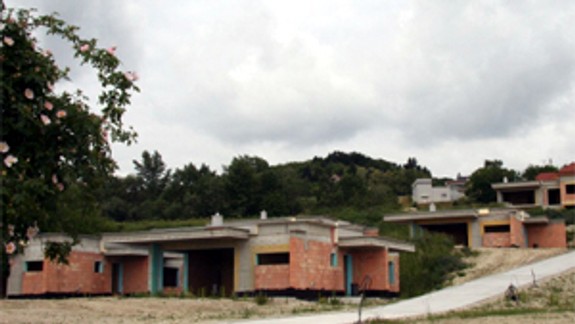 Stavebník napriek zákazu ďalej stavia, padlo už aj ďalšie trestné oznámenie