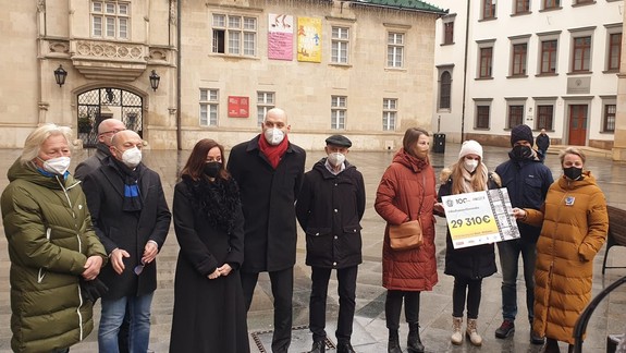 Organizátori behu Devín - Bratislava odovzdali zdravotníkom šek na 30-tisíc eur