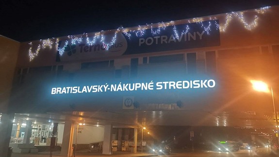 Je tento nápis na budove v Petržalke správne? Môže sa zdať, že ide o zlý pravopis v názve