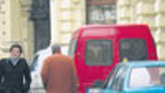 Robotníci denne parkujú v pešej zóne