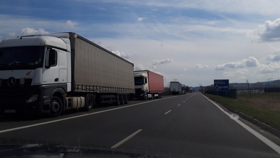 NOVÉ VIDEO: Kolóny kamiónov a odpad v prírode pred Volkswagenom! Polícia už začala konať