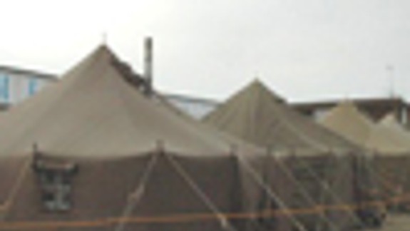 Na Hradskej otvorili stanový tábor pre bezdomovcov